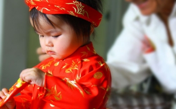 Đầu năm, dạy con nết nhận lì xì